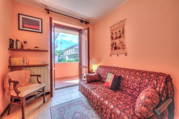 Family Apartment, 2 Bedrooms, 2 Bathrooms (Casa Elisabetta 100m From Stresa) | Living room | 21-inch TV with cable channels