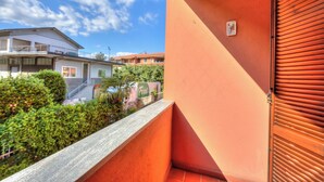 A balcony with a view of neighboring buildings and a clear sky. - Casa Elisabetta 100m From Stresa Downto (Stresa)