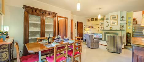 อพาร์ทเมนท์สำหรับครอบครัว, หลายห้องนอน, 2 ห้องน้ำ (Casa Elisabetta 100m From Stresa) | ห้องรับประทานอาหาร