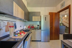 Family Apartment, 2 Bedrooms, 2 Bathrooms (Casa Elisabetta 100m From Stresa) | Private kitchen | Fridge, oven, stovetop, dishwasher