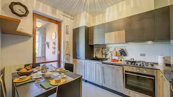 Family Apartment, Multiple Bedrooms, 2 Bathrooms (Casa Elisabetta 100m From Stresa) | Private kitchen | Fridge, oven, stovetop, dishwasher