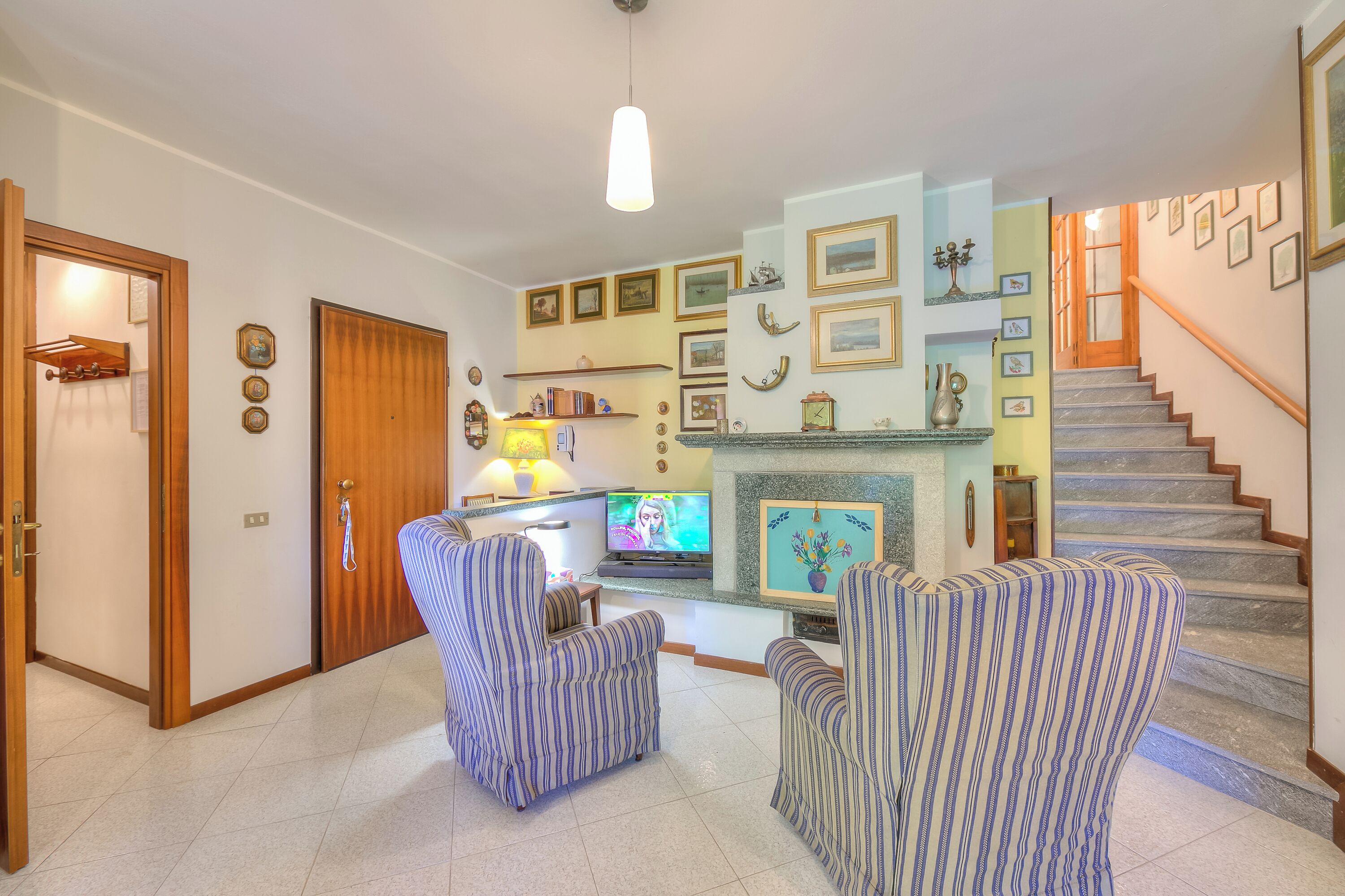 Family Apartment, Multiple Bedrooms, 2 Bathrooms (Casa Elisabetta 100m From Stresa) | Living room | 21-inch TV with cable channels