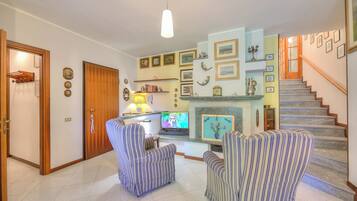 Family Apartment, Multiple Bedrooms, 2 Bathrooms (Casa Elisabetta 100m From Stresa) | Living room | 21-inch TV with cable channels