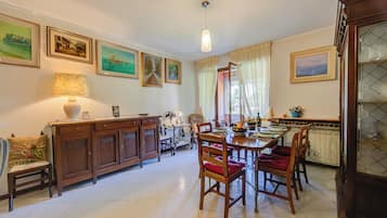 Family Apartment, 2 Bedrooms, 2 Bathrooms (Casa Elisabetta 100m From Stresa) | Dining room