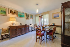 Appartement Familial, plusieurs chambres, 2 salles de bains (Casa Elisabetta 100m From Stresa) | Salle à manger
