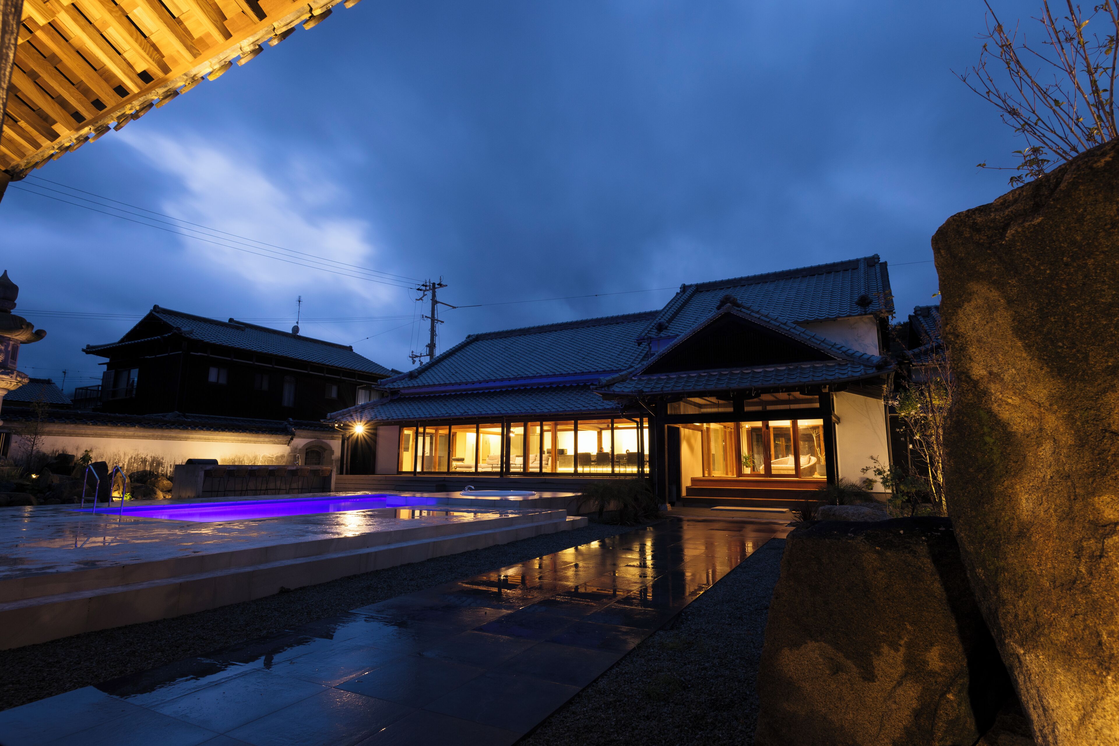 Ein traditionelles japanisches Gebäude mit einem Kiesweg, der zu einer Holzhütte führt.