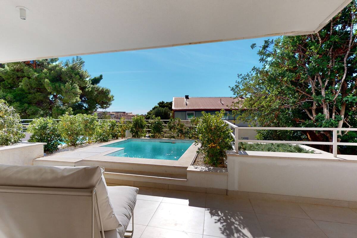 Appartement luxueux, 1 chambre, vue sur la piscine | Terrasse/patio