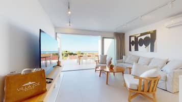 Departamento Premium, 2 habitaciones, vista al jardín | Área de sala de estar | Televisión de pantalla plana de 55 pulgadas con canales vía satélite
