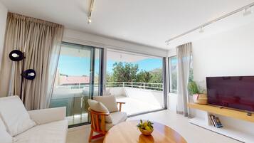 Departamento Premium, 1 habitación, vista al parque | Área de sala de estar | Televisión de pantalla plana de 55 pulgadas con canales vía satélite