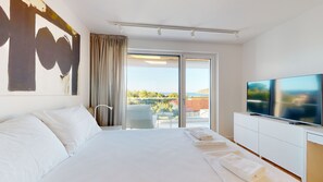 Premium appartement, 2 slaapkamers, uitzicht op tuin | Luxe beddengoed, een kluis op de kamer, individueel gedecoreerd