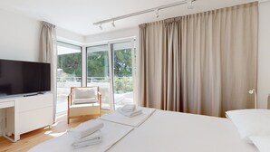 Luxury Apartment, 2 Bedrooms, Pool View | Premium bedding, in-room safe, desk, laptop workspace - Villa Zoe (Komiza)