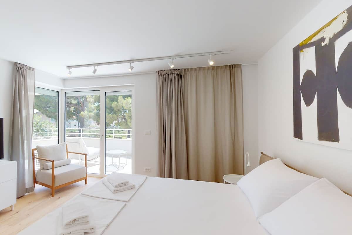 Premium bedding, in-room safe, desk, laptop workspace
