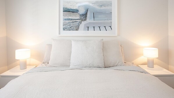 2 soverom, skrivebord, strykejern/-brett og wi-fi (inkludert)