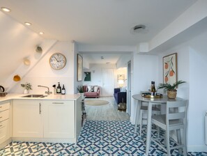 Refrigerador, lavavajillas, tetera/pava eléctrica, tostadora