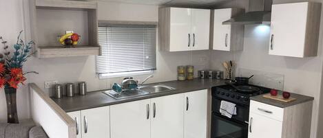 Een koelkast, een oven, een kookplaat, een broodrooster