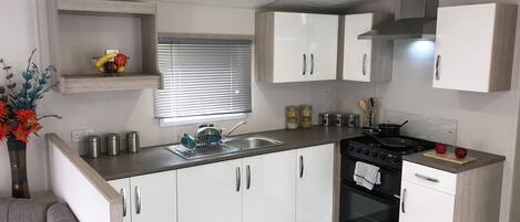 Réfrigérateur, four, plaque de cuisson, grille-pain