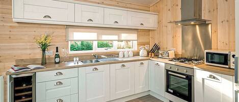 Frigorífico, horno, placa de cocina y lavavajillas