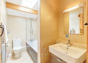 Bathroom - Superb lodge with one master double and one twin. (Tilford, Farnham)