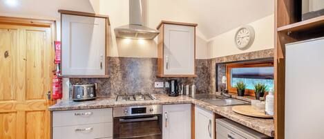 Een koelkast, een oven, een kookplaat, een vaatwasser