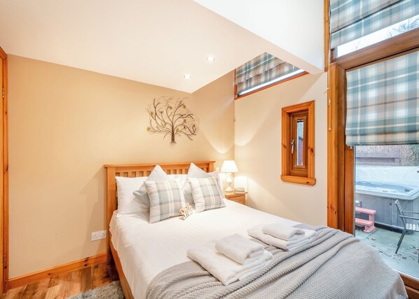 2 bedrooms - Traditional country style A-frame lodge. (Dumfries, Dumfries & Galloway)