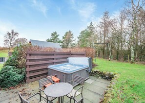Outdoor spa tub - Traditional country style A-frame lodge. (Dumfries, Dumfries & Galloway)