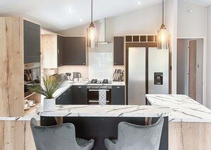 Frigorífico, horno, placa de cocina y lavavajillas