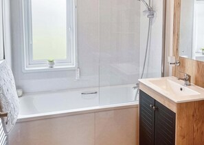 Bathroom - 1 bedroom accommodation in Pershore (Pershore)