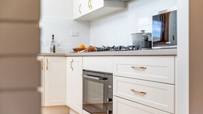 Fridge, microwave, oven, stovetop - Byadbo on Sunset Ridge (Coomba Park)