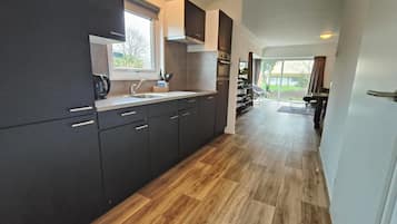 Kühlschrank, Mikrowelle, Herdplatte, Geschirrspüler