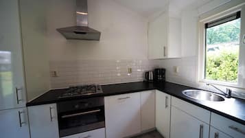 Een koelkast, een vaatwasser