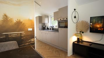 Kühlschrank, Mikrowelle, Herdplatte, Geschirrspüler