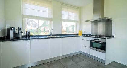 Detached bungalow with 4 bedrooms, 2 bathrooms and a terrace