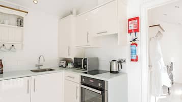 Refrigerador, horno, parrilla de estufa y tostadora