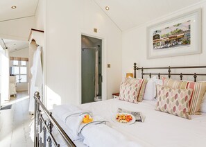 1 bedroom - Boutique style beach hut ideal for romantic getaways for all occasions. (Hele Bay, Ilfracombe)