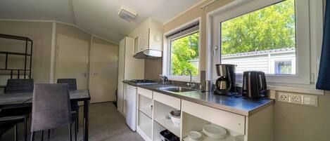 Fridge, coffee/tea maker