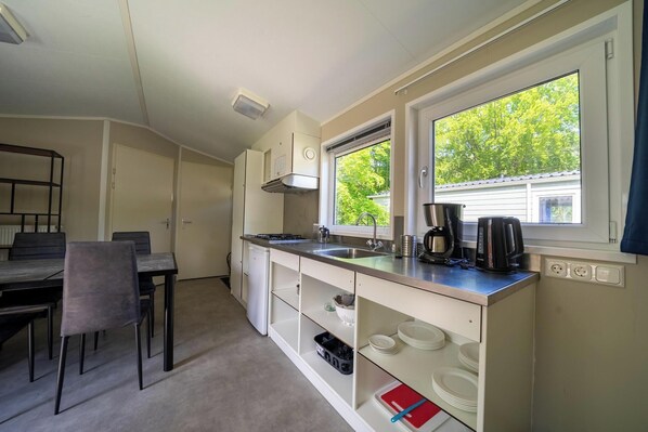 Kühlschrank, Wasserkocher mit Kaffee-/Teezubehör