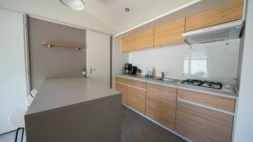 Een koelkast, een koffiezetapparaat/waterkoker