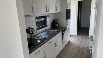 Kühlschrank, Mikrowelle, Herdplatte, Geschirrspüler