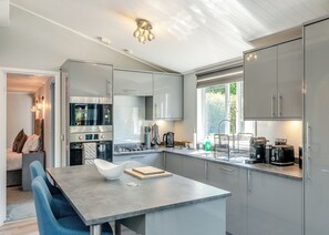 Réfrigérateur, un four, surface de cuisson, grille-pain