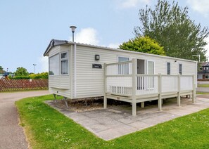 Exterior - 12ft-wide very comfortable and spacious caravan with one double and two twin. (Roman Bank, Skegness)