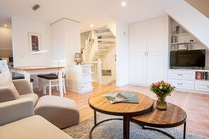 TV, stereo - Cozy vacation apartment with 2 rooms on approx. 50 m², for max. 3 persons. (Wenningstedt-Braderup (Sylt))