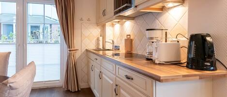 Fridge, microwave, stovetop, dishwasher