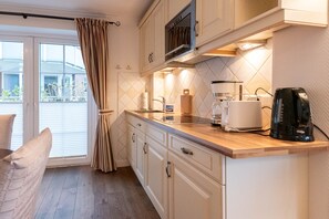 Réfrigérateur, micro-ondes, plaque de cuisson, lave-vaisselle