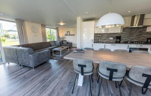 Réfrigérateur, micro-ondes, lave-vaisselle, cafetière/bouilloire