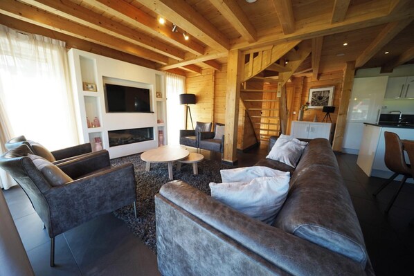 Living area - Chalet with 3 bedrooms and a terrace with garden furniture (Lochem)