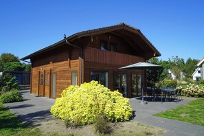 Exterior - Chalet with 3 bedrooms and a terrace with garden furniture (Lochem)