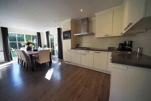 Kylskåp, mikrovågsugn och kaffe- och tebryggare