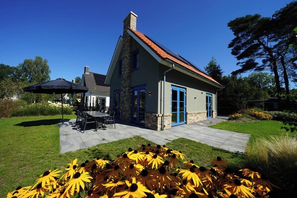 Outdoor dining - Detached bungalow on the water with 4 bedrooms (Lochem)