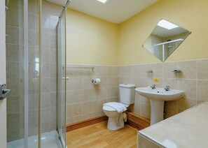 Bathroom - Tennyson Ground Floor Apartment (Roman Bank, Skegness)