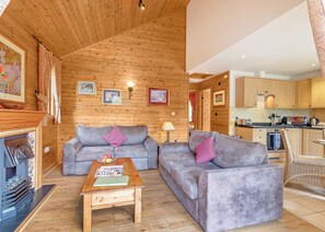 Living area - Sturt Watersedge Lodge (Tilford, Farnham)